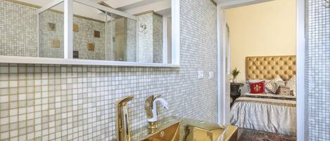 Departamento básico, 1 cama matrimonial y sofá cama | Balcón