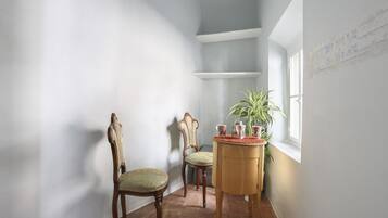 Basic-Apartment, 1 Doppelbett und Schlafsofa | 1 Schlafzimmer, laptopgeeigneter Arbeitsplatz, Bügeleisen/Bügelbrett