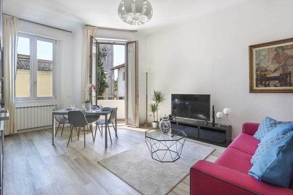 Basic-Apartment, Mehrere Betten | Wohnzimmer | Fernseher