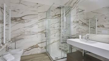 Basic Apartment, Multiple Beds | Bathroom | Shower, hair dryer, towels, soap