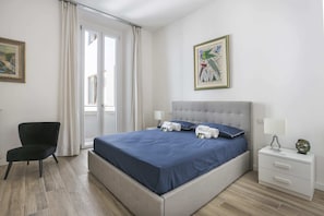 Basic-Apartment, Mehrere Betten | 2 Schlafzimmer, Schreibtisch, laptopgeeigneter Arbeitsplatz