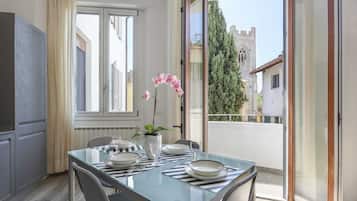 Basic Apartment, Multiple Beds | Dining