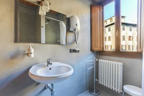 Departamento básico, varias camas | Baño | Regadera, secadora de cabello, toallas, jabón 