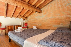 Departamento básico, varias camas | 2 habitaciones, escritorio y espacio para trabajar con laptop 