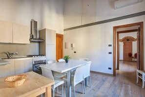 Departamento básico, varias camas | Cocina privada | Refrigerador, horno, parrilla de estufa y lavavajillas 