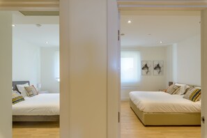Appartement, plusieurs lits, vue mer | 2 chambres, bureau, espace de travail pour ordinateur portable