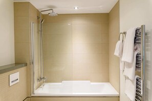 Appartement, plusieurs lits, vue mer | Salle de bain | Douche, sèche-cheveux, serviettes fournies, savon