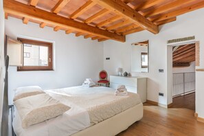 Apartamento básico, várias camas | 3 quartos, escrivaninha, espaço de trabalho para notebook