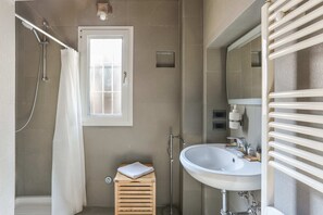 Basic Apartment, Multiple Beds | Bathroom | Hair dryer, towels, soap, shampoo - Uffizi Suite I (Florence)