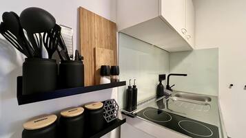 KĂŒhlschrank, Herdplatte, Wasserkocher mit Kaffee-/Teezubehör