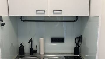 KĂŒhlschrank, Herdplatte, Wasserkocher mit Kaffee-/Teezubehör