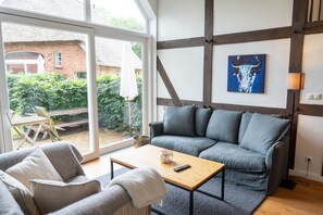 Fernseher, Bücher, Stereoanlage