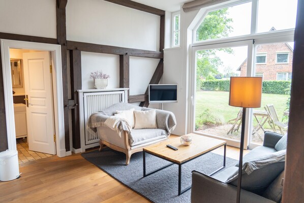 Fernseher, Bücher, Stereoanlage