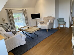 Fernseher, Bücher, Stereoanlage