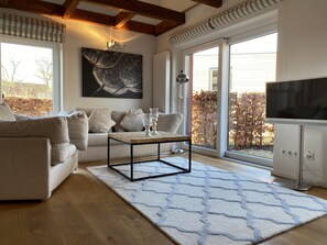 Fernseher, Bücher, Stereoanlage