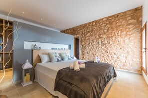6 bedrooms, iron/ironing board, free WiFi, bed sheets - Modern villa in Mallorca Pleta with swimming pool (Manacor)