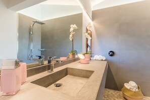 Bathtub, hair dryer, towels