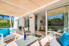 Een televisie en een tafeltennistafel