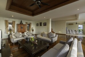 Télévision, jeux vidéo, lecteur de DVD, livres