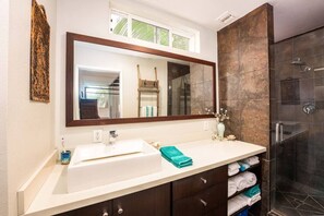 Bathtub, hair dryer, towels - Casa Azul (Seal Beach)