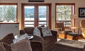 Een televisie en een open haard