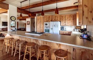 Een koelkast, een magnetron, een oven, een vaatwasser