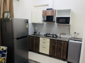 Frigorifero, microonde, forno, piano cottura