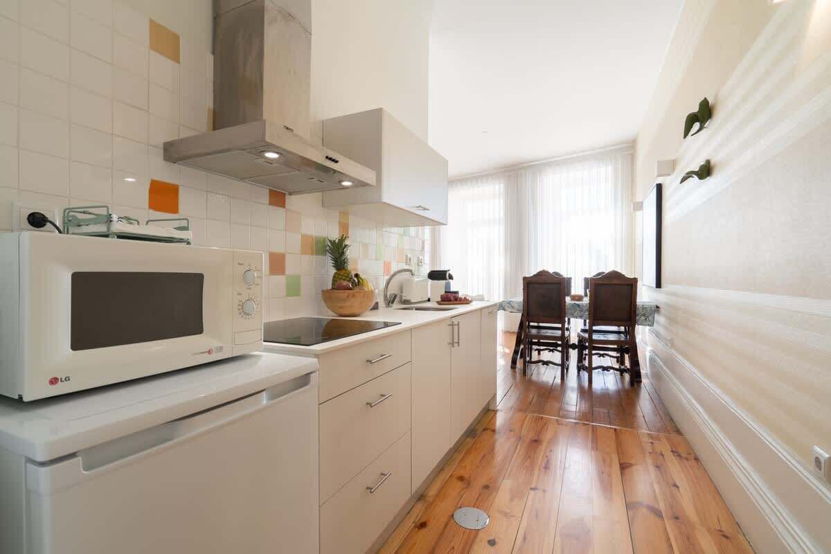 Køleskab, mikrobølgeovn, ovn, kogeplade