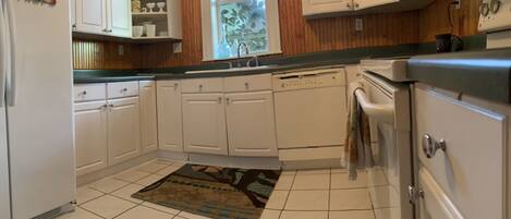 Frigorífico, microondas, horno y placa de cocina