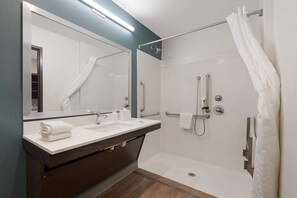 غرفة - سرير كبير - تجهيزات لذوي الاحتياجات الخاصة - لغير المدخنين (Roll-in Shower) | حمام | وحدات دش مع أحواض استحمام، مناشف
