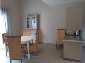 Dining - Charming 2/4-person gîte in a quiet location with outdoor pool and spa (Eygalières)