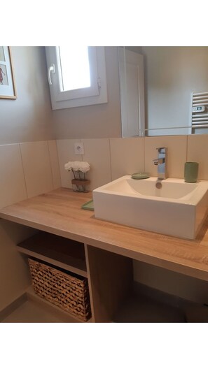 Een douche, een haardroger, zeep, toiletpapier