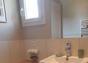 Shower, hair dryer, soap, toilet paper - Charming 2/4-person gîte in a quiet location with outdoor pool and spa (Eygalières)