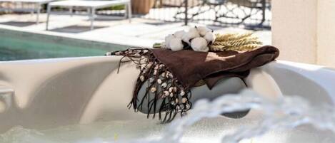 مغطس سبا خارجي