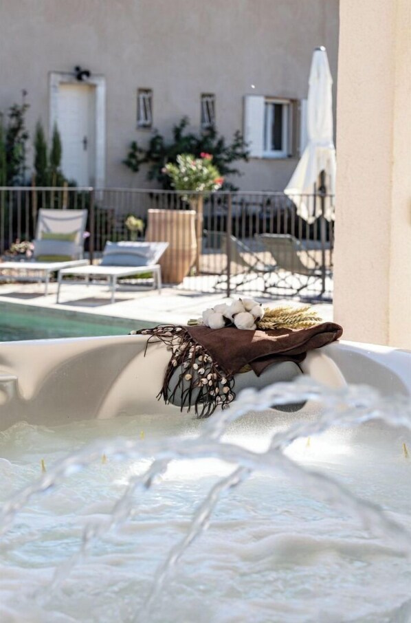 Outdoor spa tub - Charming 2/4-person gîte in a quiet location with outdoor pool and spa (Eygalières)