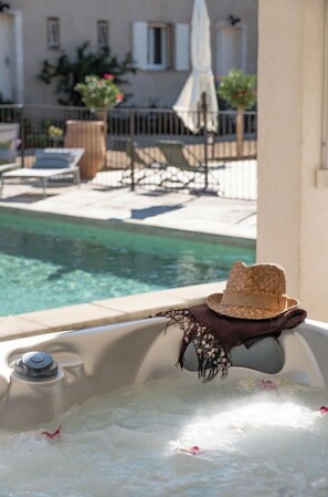 Outdoor spa tub - Charming 2/4-person gîte in a quiet location with outdoor pool and spa (Eygalières)