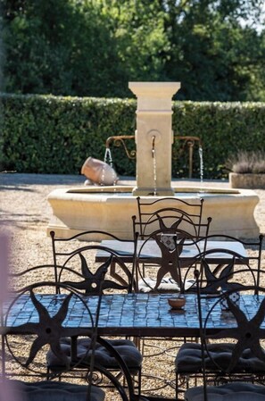 Outdoor dining - Charming 2/4-person gîte in a quiet location with outdoor pool and spa (Eygalières)