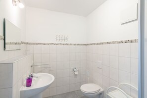 Dusche, Haartrockner, Handtücher, Seife