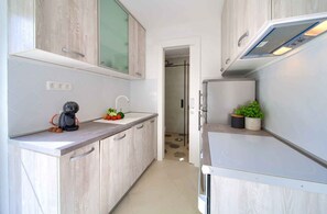 ثلاجة، فرن، موقد طهي مسطح، غسالة أطباق