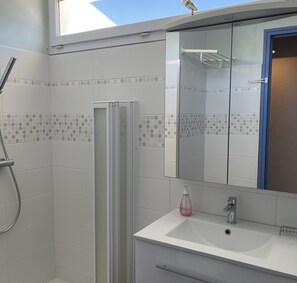 Dusche, Haartrockner, Handtücher