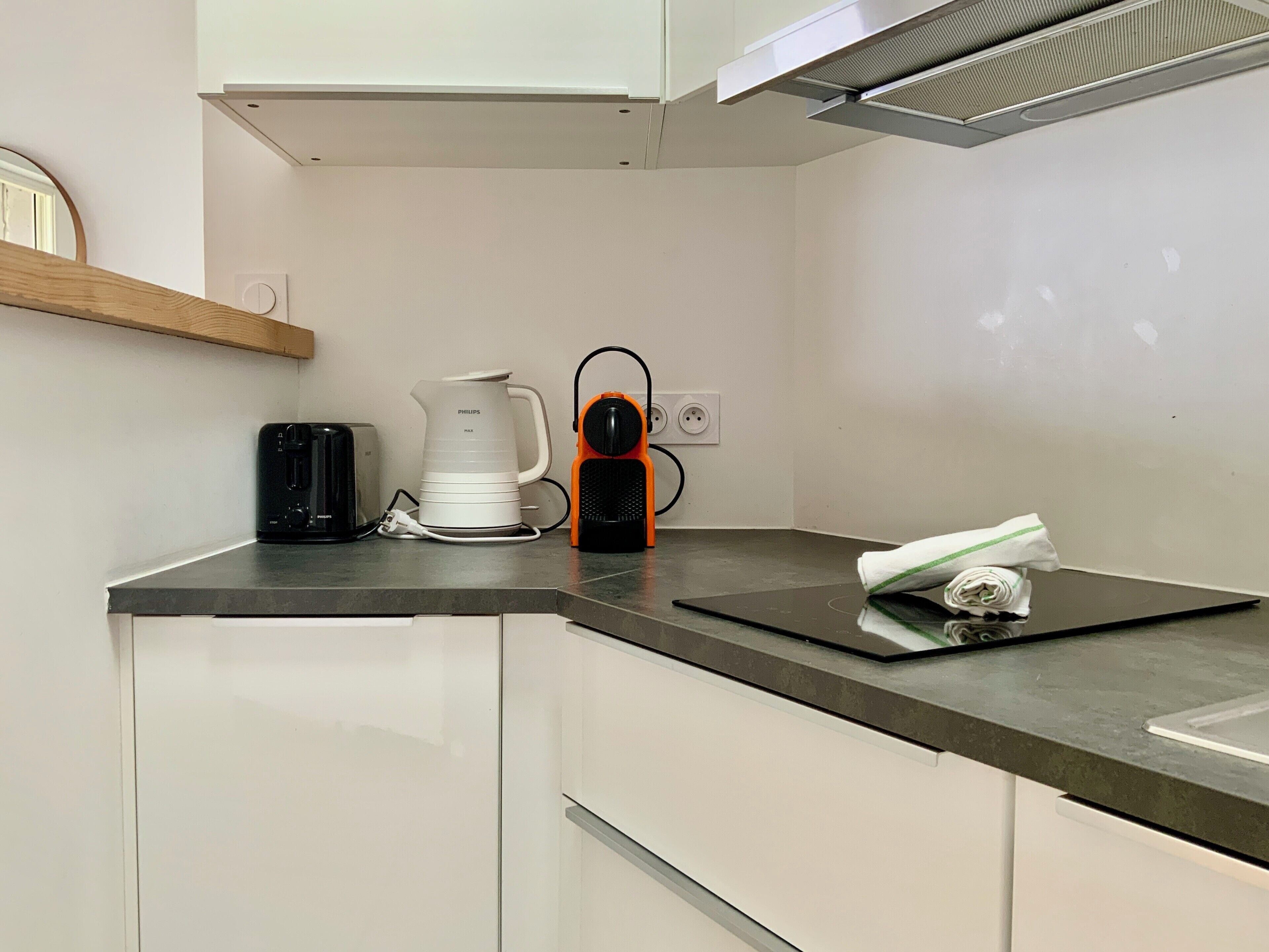 Réfrigérateur, micro-ondes, plaque de cuisson, cafetière/bouilloire