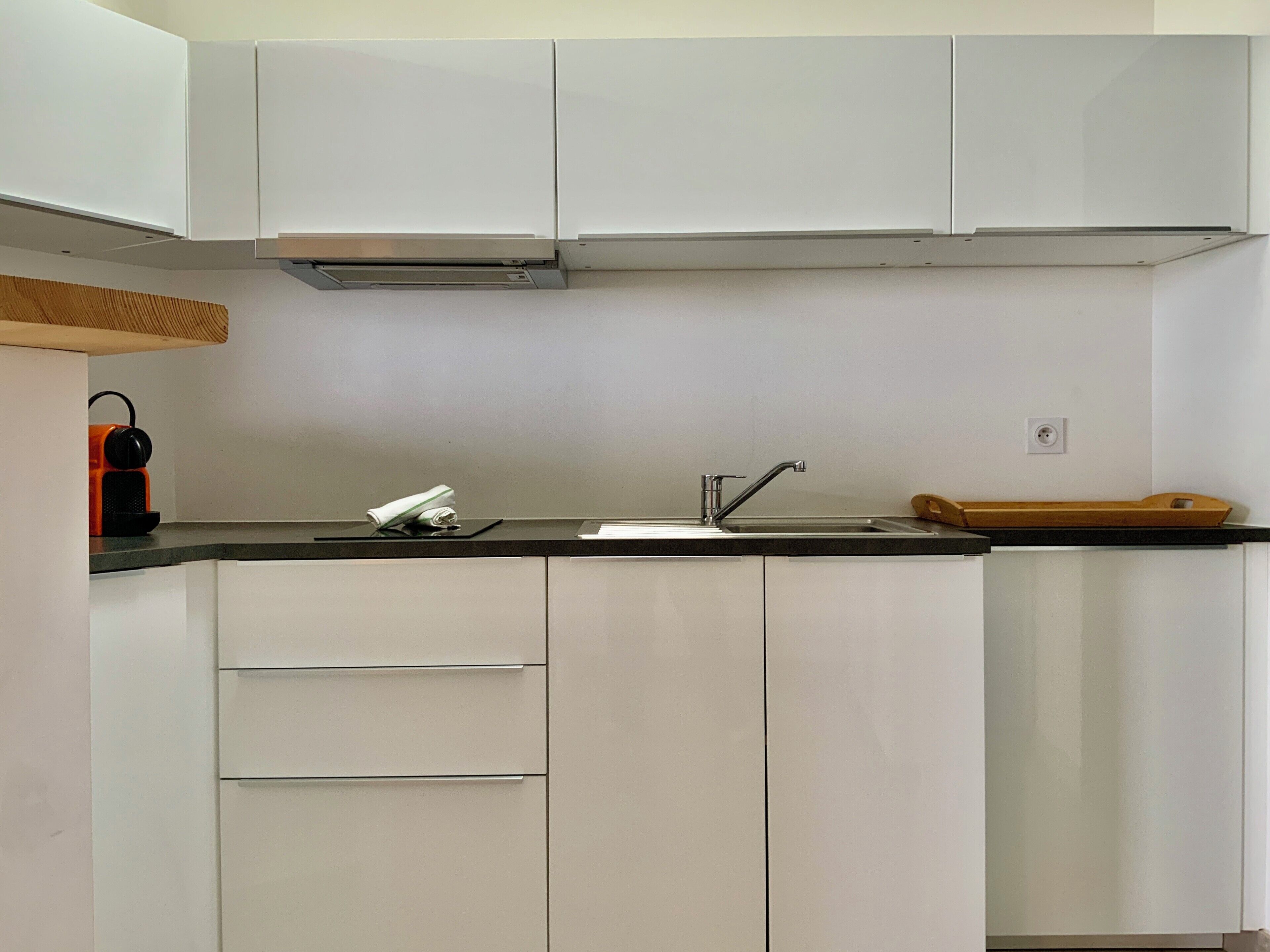 Réfrigérateur, micro-ondes, plaque de cuisson, cafetière/bouilloire