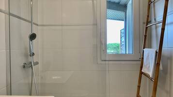 Shower, hair dryer, towels