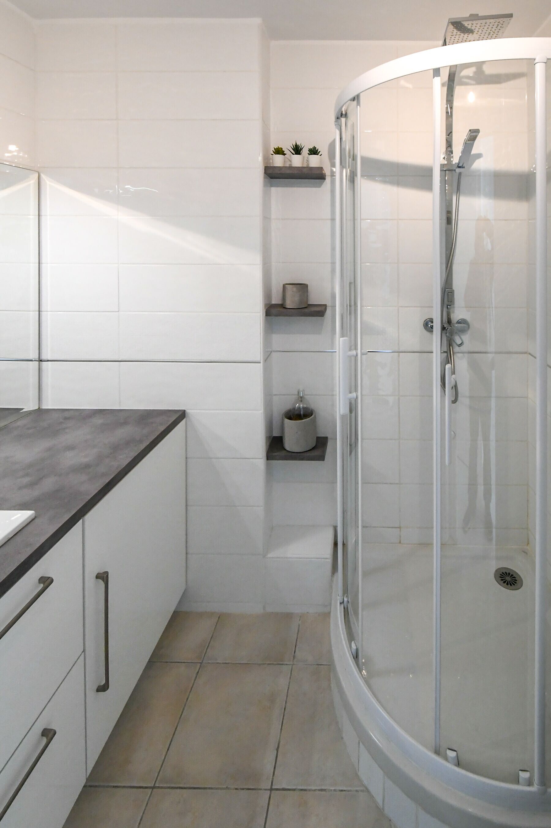 Douche, sèche-cheveux, serviettes fournies
