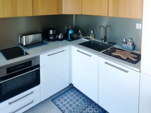 Frigorífico, microondas, horno y placa de cocina