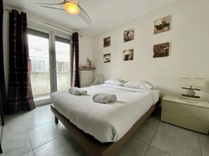 1 habitación, tabla de planchar con plancha y ropa de cama 