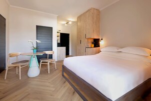 套房, 2 间卧室 | 客房内保险箱、办公桌、笔记本电脑工作区、遮光窗帘