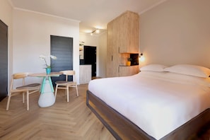 Suite, 2 chambres | Coffres-forts dans les chambres, bureau