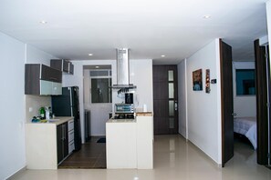 Kühlschrank, Mikrowelle, Ofen, Herdplatte