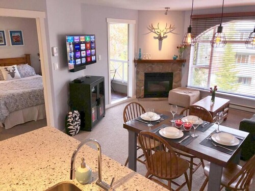 PeoWhistler-1 Bdrm + Sofabed mtn view in DeerLodge